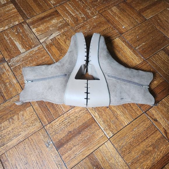 Universal Thread Women Ankle Boots Taupe Suede Chunky Heel Side Zip Lug Sole S-8 - Picture 7 of 12